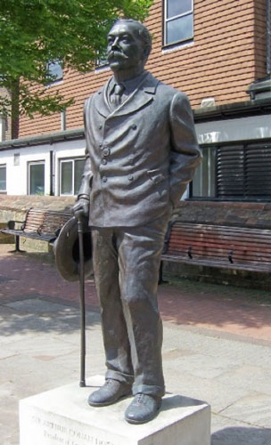Sir Arthur Conan Doyle statue in Crowborough